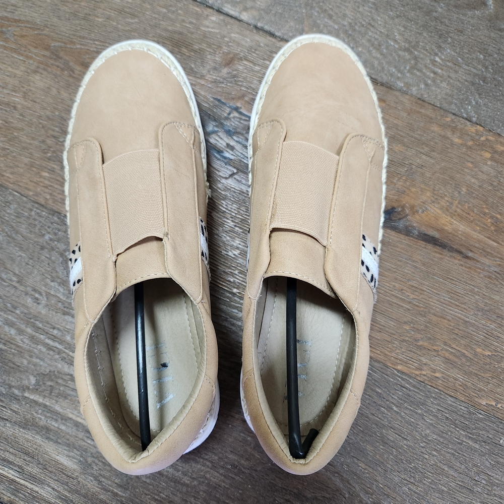 Vici Tan Slip-On Sneakers Minimalist Design